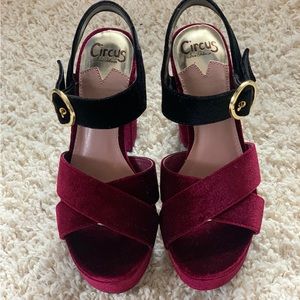 BLACK & MAROON VELVET PUMPS